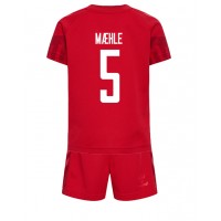 Camiseta Dinamarca Joakim Maehle #5 Primera Equipación Replica Mundial 2022 para niños mangas cortas (+ Pantalones cortos)